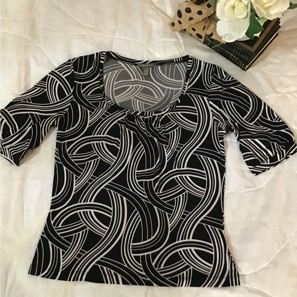 Woman’s apt. 9 size medium petite black and white short sleeve top / blouse CC
